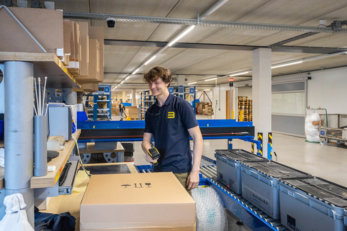 Het verzendklaar maken van pakketjes Werken bij Beekman in de logistiek